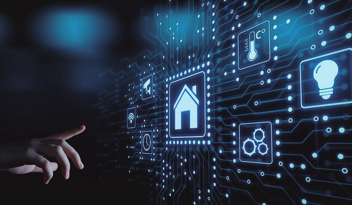 Mano activando el control de un edificio inteligente: iluminación, climatización y consumo