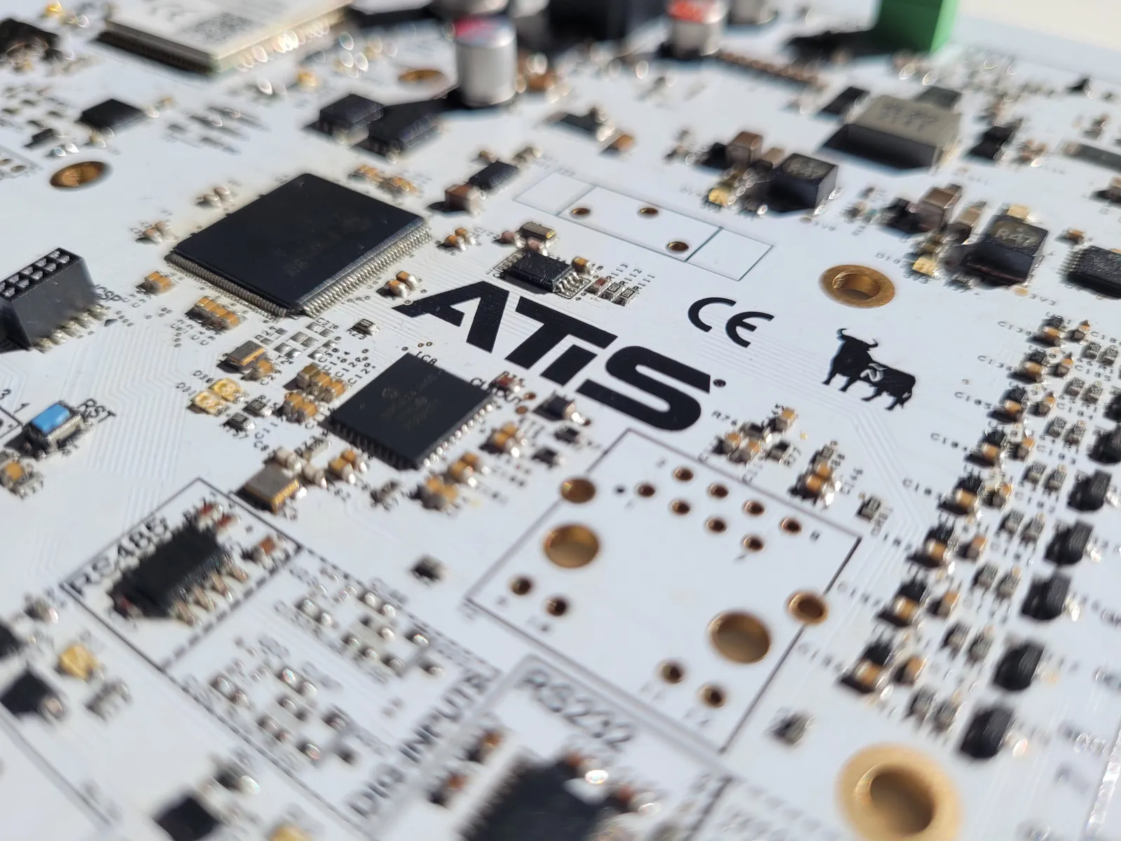 Placa electrónica diseñada por ATISoluciones con el logotipo ATIS serigrafiado