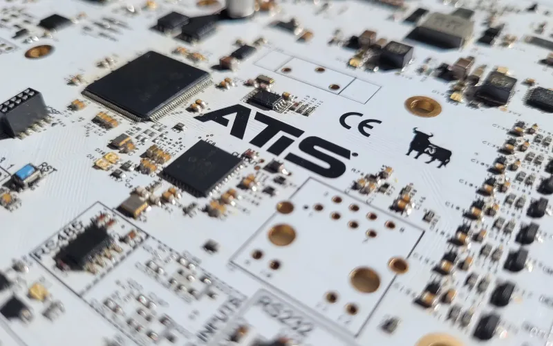 Placa electrónica diseñada por ATISoluciones con el logotipo ATIS serigrafiado