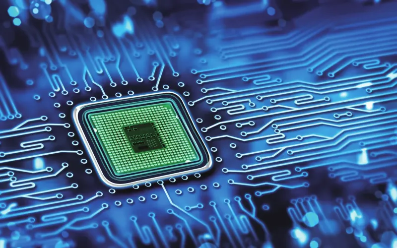 Microchip sobre las pistas de un circuito impreso