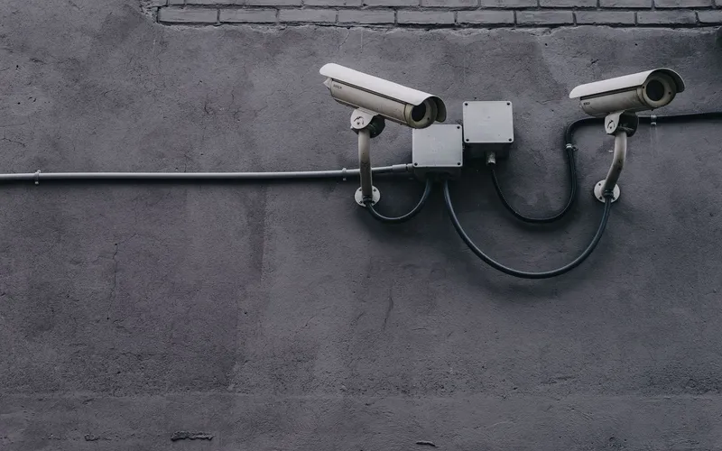 Dos cámaras de videovigilancia en el muro de un edificio