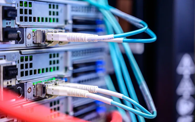 Cables de red conectados a los servidores de un centro de datos