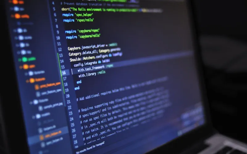 Código fuente en una pantalla oscura