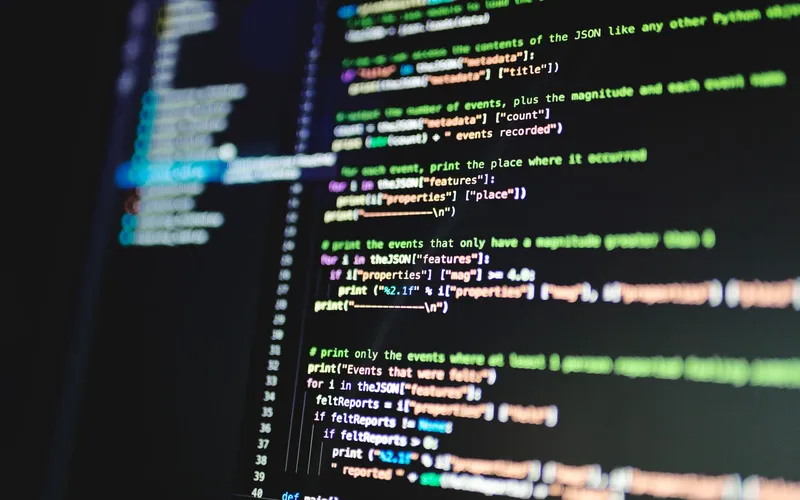 Portátil con código de una aplicación web en el editor