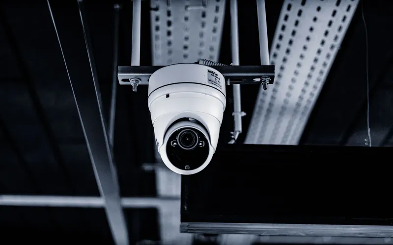 Cámara domo de videovigilancia en el techo de una nave