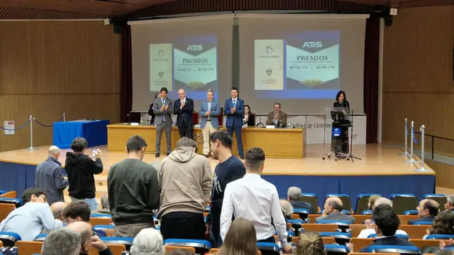Escenario del acto con las pantallas de los premios