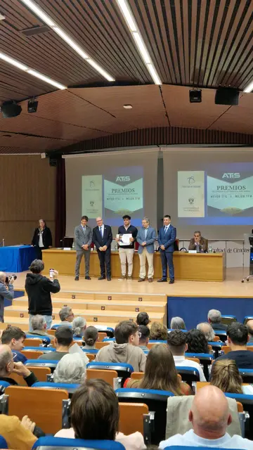 Foto de familia de los premiados con el jurado