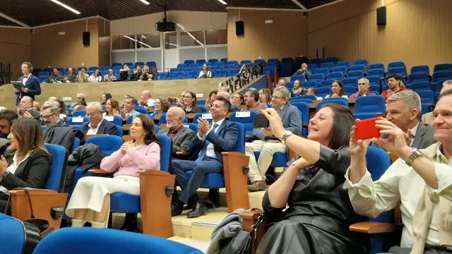 Asistentes aplaudiendo durante la entrega de premios