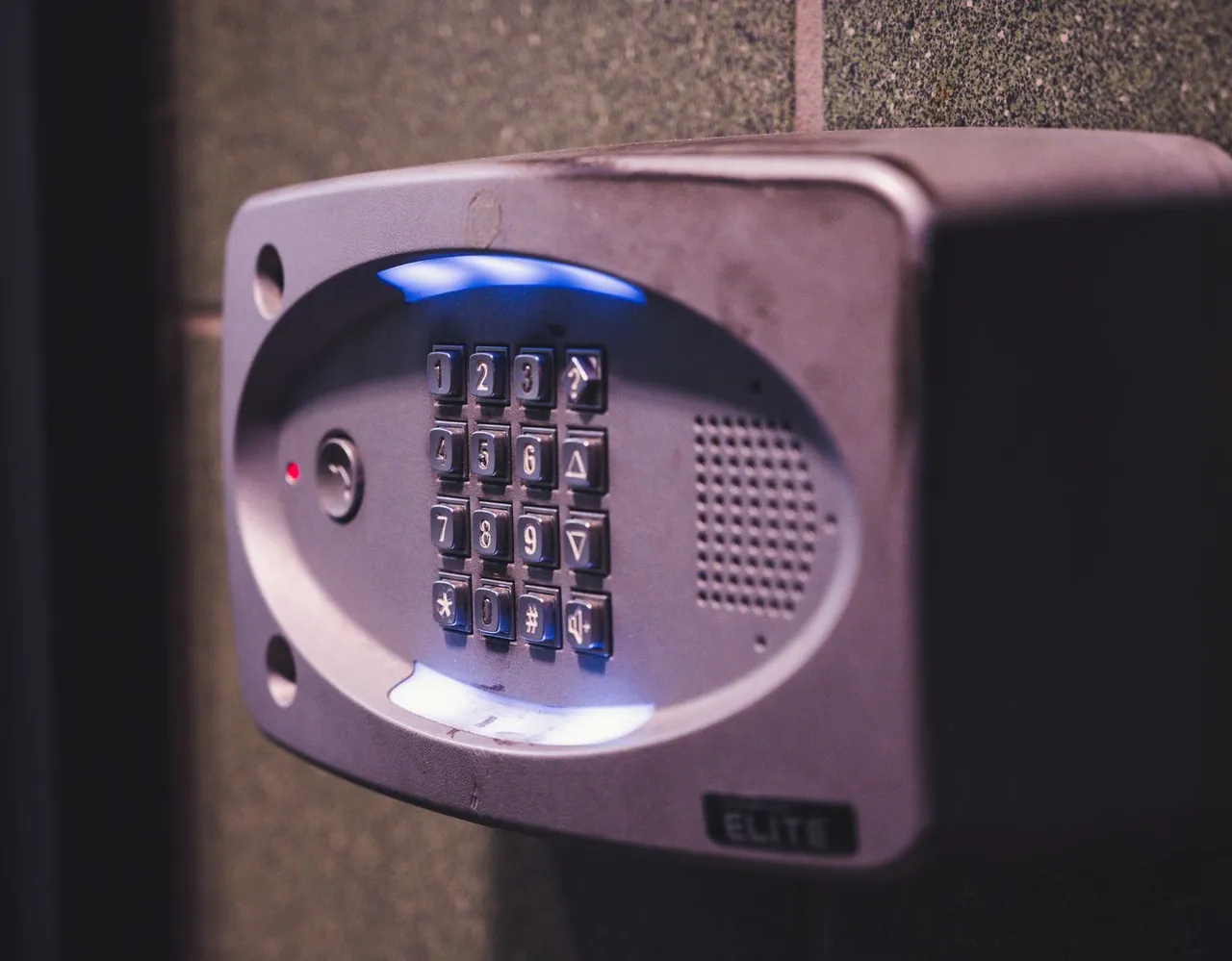 Teclado iluminado de una central de alarma