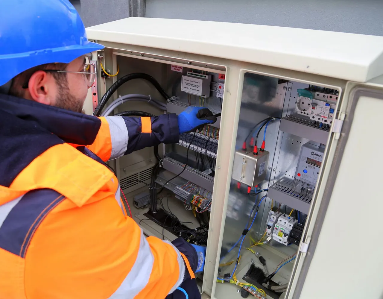 Técnico revisando un cuadro eléctrico