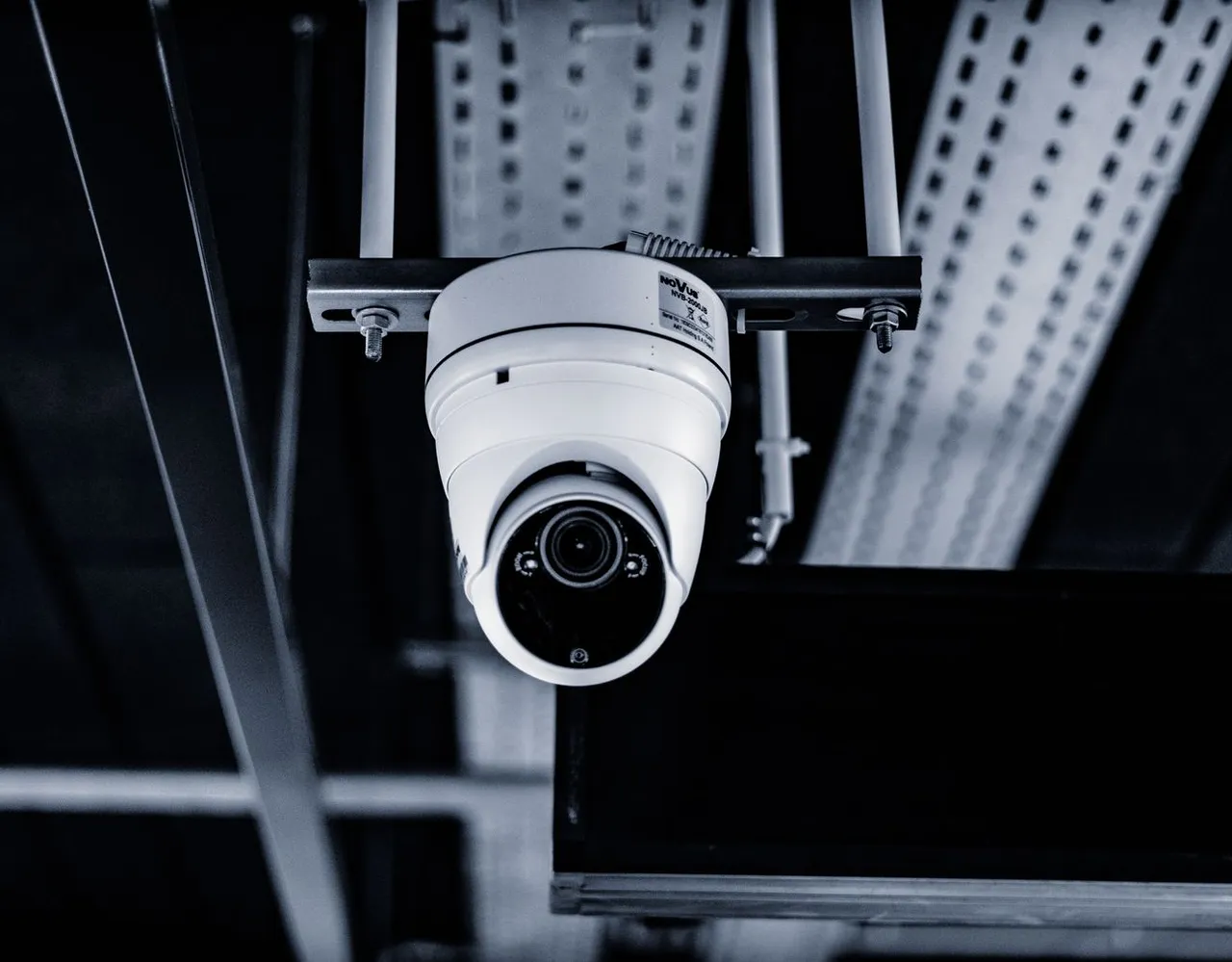 Cámara domo de videovigilancia en el techo de una nave