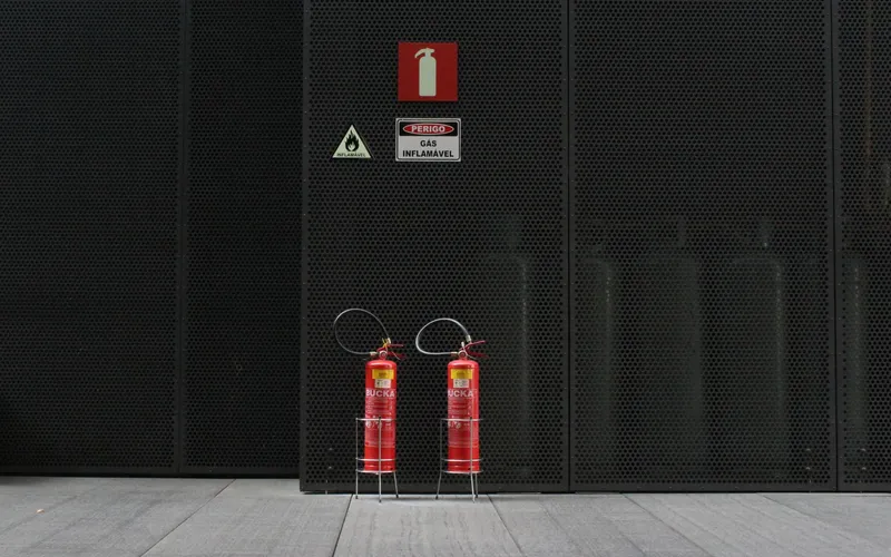 Extintores junto a la señalización de protección contra incendios
