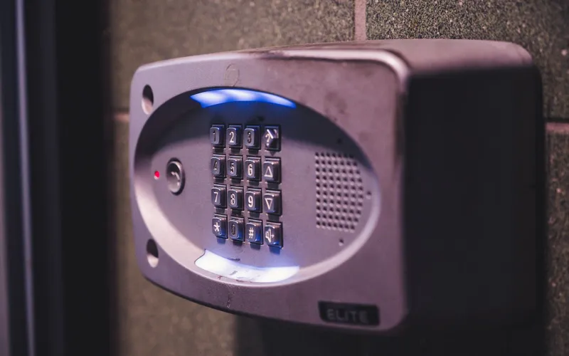 Teclado iluminado de una central de alarma