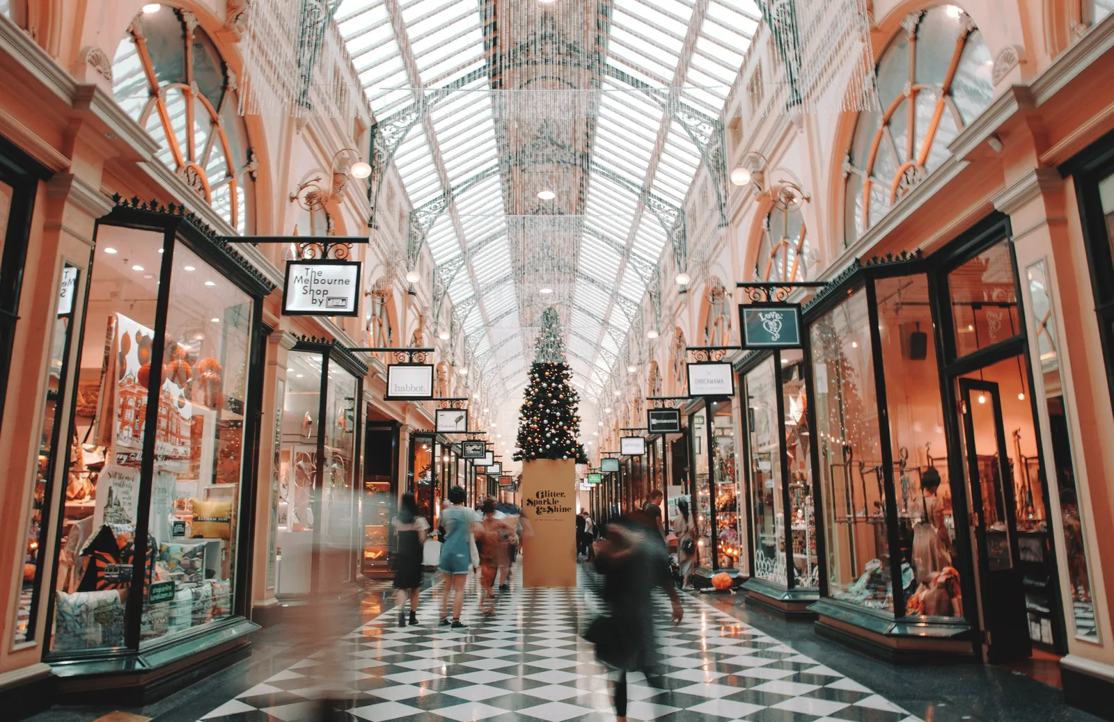 Galería de un centro comercial cubierto con tiendas a ambos lados
