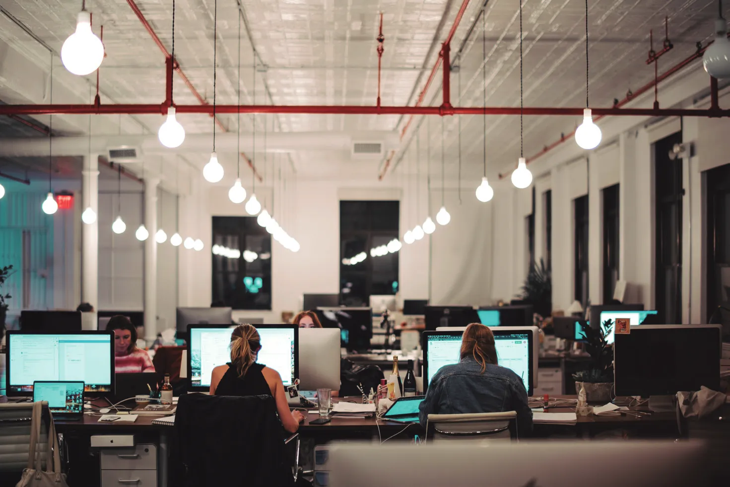 Oficina diáfana con puestos de trabajo y monitores