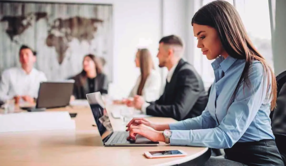 Empleados trabajando con portátiles en una oficina